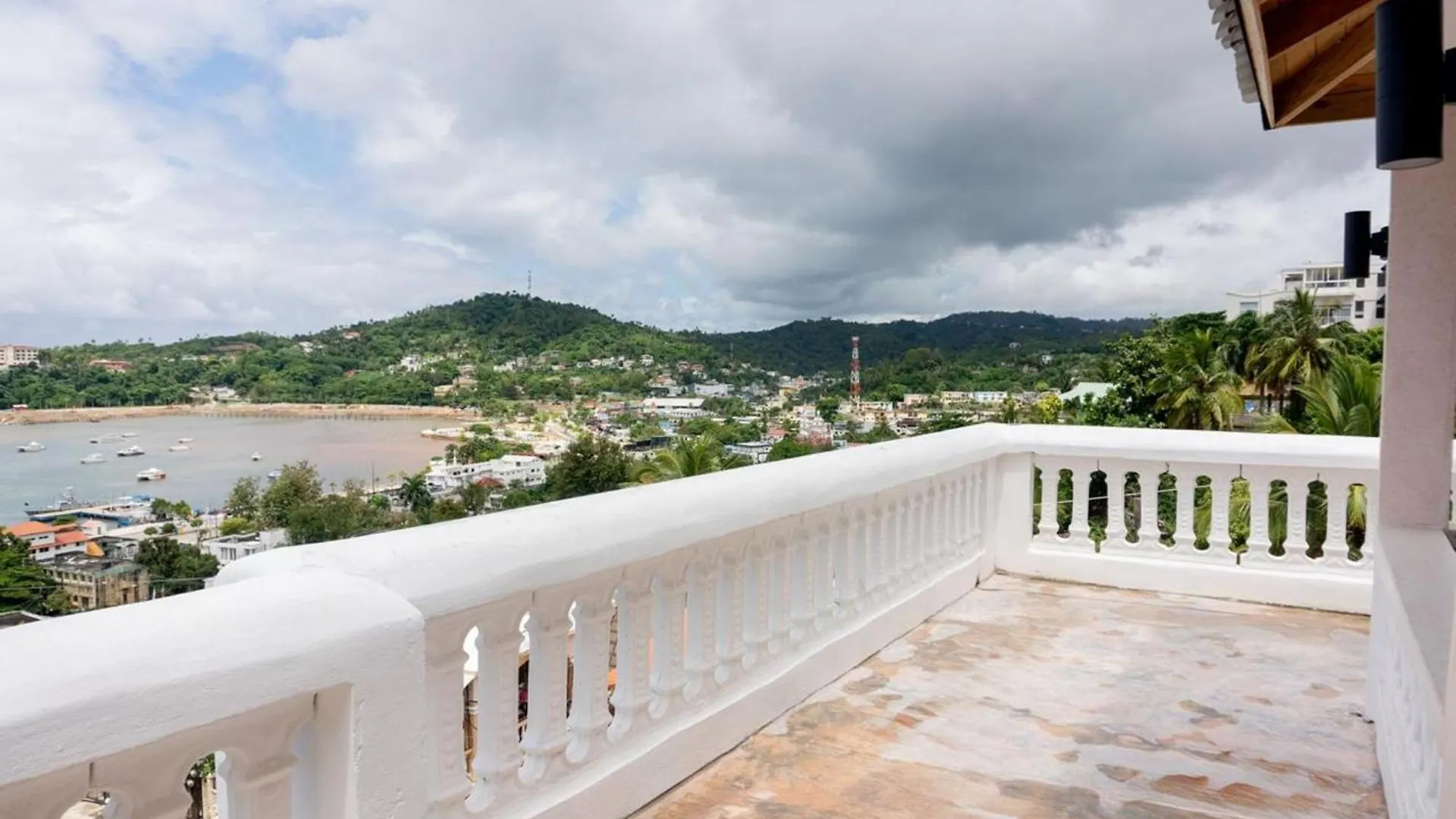 Samana Villas Hillside Apt 2 דירה
